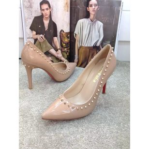 patent leather rivets pointed head pump