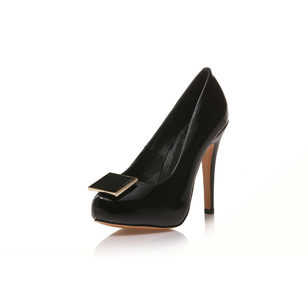 black patent leather platform pump