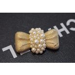 Chanel Pearls bow-tie brooch